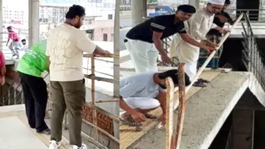 টঙ্গী বিআরটি উড়ালসড়কের মরণফাঁদ বাঁশ দিয়ে বন্ধ করলেন বিএনপি নেতা