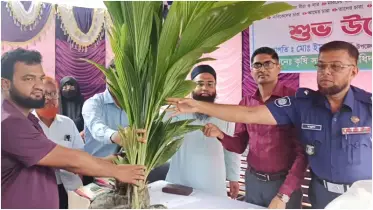 রায়পুরে বিনামূল্যে সার-বীজ ও গাছের চারা বিতরণ