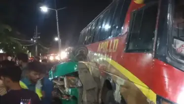 বেপরোয়া গতির বাসের ধাক্কায় ৩টি গাড়ি দুমড়ে মুচড়ে ৪ যাত্রী আহত