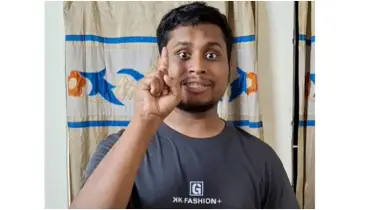 সন্তানের হাতে হাত রেখে যখন মা নেমে আসেন রাজপথে, তখন পরাজয় পিছু হটে!