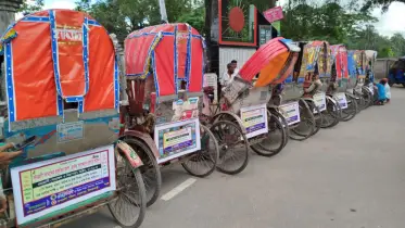 পাখি সুরক্ষায় রিকশায় প্ল্যাকার্ড স্থাপন
