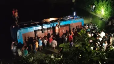 বিয়ের বাড়ি থেকে ফেরার পথে নিয়ন্ত্রণ হারিয়ে পুকুরে যাত্রীবাহী বাস, নিহত ৩, আহত ৫০