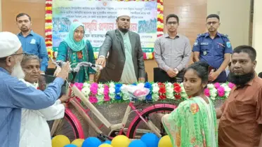 প্রধান উপদেষ্টার সহায়তায় শিক্ষাবৃত্তি প্রদান