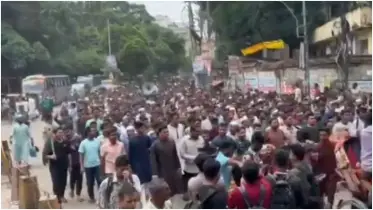 মিটফোর্ড হাসপাতালের দিকে বিক্ষোভ মিছিল নিয়ে যাচ্ছে ইসলামী ছাত্রশিবির