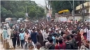 মিটফোর্ড হাসপাতালের দিকে বিক্ষোভ মিছিল নিয়ে যাচ্ছে ইসলামী ছাত্রশিবির