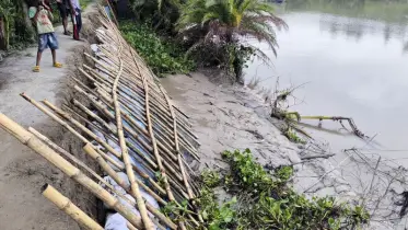 মজুতখালী নদীর বাঁধে ভাঙন: প্লাবিত হওয়ার শঙ্কায় তিন গ্রামের মানুষ