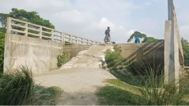 জমি অধিগ্রহণ না হওয়ায় কাজে আসছে না ৪ কোটি টাকার ব্রিজ