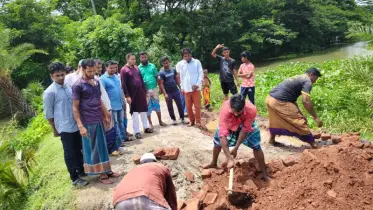 কলাপাড়ায় বিধ্বস্ত সড়ক সংস্কার করলেন বিএনপি নেতা