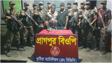 দৌলতপুর সীমান্তে বিজিবি’র অভিযানে বিদেশি পিস্তল ও গুলিসহ ২ জন আটক