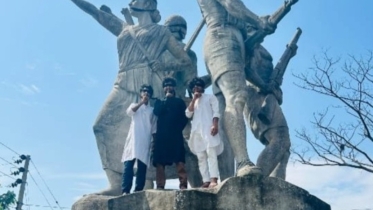 মীর মুগ্ধের অনুরোধে ‘অদম্য বাংলা’ ভাস্কর্যে কালো কাপড়