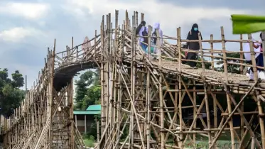 রাজধানীর বুকে বাঁশের সাঁকোই ভরসা ৪০ হাজার মানুষের,নেই সরকারি নজর 