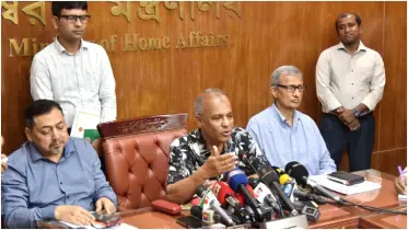 সাংবাদিক হিসেবে এই যে আপনারা আমাকে প্রশ্ন করছেন—এটা হচ্ছে মত প্রকাশের স্বাধীনতা: স্বরাষ্ট্র উপদেষ্টা