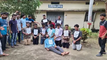 পাবনা টেক্সটাইল ইঞ্জিনিয়ারিং কলেজের প্রশাসনিক ভবনে তালা ঝুলিয়ে অবস্থ