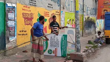 সমাবেশ শেষে ব্যানার-ফেস্টুন সরিয়ে নিচ্ছে জামায়াত