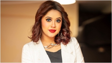 আমরা কি আদৌ বাঁচি, নাকি বেঁচেও বাঁচি না: ঐশী