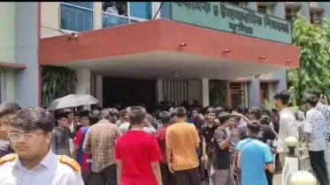 কুমিল্লা শিক্ষা বোর্ডের সামনে বিক্ষোভ, গেটে তালা শিক্ষার্থীদের