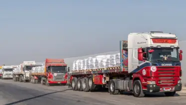 গাজায় ঢুকছে মিশরের সহায়তা ট্রাক, যুদ্ধের মাঝে একটুকরো মানবিকতার বার্তা!