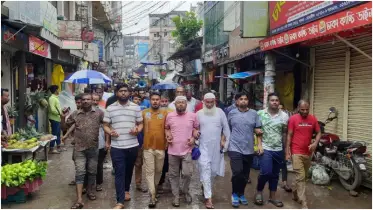 প্রশাসনের জরিমানা আদায়ের অভিযোগে বড় বাজার বন্ধ ঘোষণা, ব্যবসায়ীদের বিক্ষোভ মিছিল