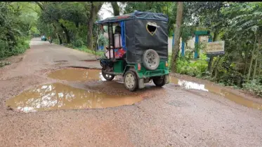 খানাখন্দে ভরা সড়কে ঝুঁকিপূর্ণ যান চলাচল