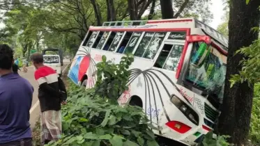 পথচারীকে ধাক্কা দিয়ে খাদে যাত্রীবাহী বাস, নিহত ১