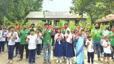 শিক্ষার্থীদের টিফিনের টাকায় গাছের চারা বিতরণ