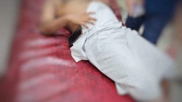 ক্যাম্পাসে ঢুকে রাবি চিকিৎসককে মারধর করলো বহিরাগতরা