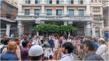 রাস্তা অবরোধ করে দ্রুত প্রশাসক বসানোর দাবি জনকণ্ঠ সাংবাদিকদের