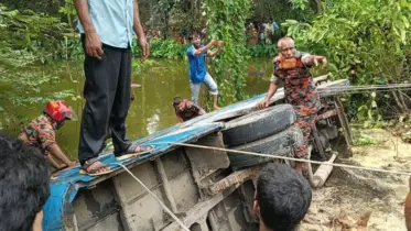 ঝিনাইগাতীতে যাত্রীবাহী বাস পুকুরে উল্টে আহত ২০, নিখোঁজ ১