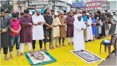 মহাসড়কে আন্দোলনকারীদের জুমার নামাজ আদায়