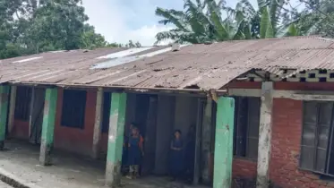 জরাজীর্ণ ও ঝুঁকিপূর্ণ বিদ্যালয়ে শিশু শিক্ষার্থীদের পাঠদান 