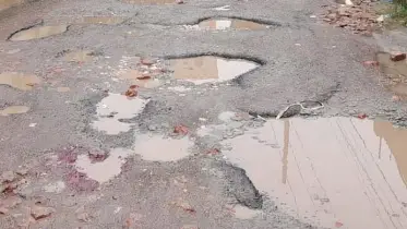 নোয়াখালী পৌরসভার সড়কের বেহাল দশা, ভোগান্তিতে এলাকাবাসী 