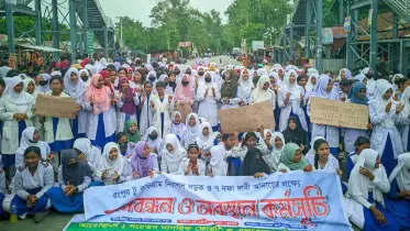 রংপুরে নিরাপদ সড়কসহ ৭ দফা দাবিতে মানববন্ধন করেছেন ছাত্র-জনতা
