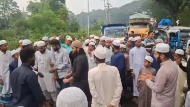 গোপালগঞ্জে হামলার প্রতিবাদে মানিকগঞ্জে ঢাকা-আরিচা মহাসড়ক অবরোধ