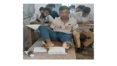 পা দিয়ে লিখে হাবিপ্রবির ‘বি’ ইউনিটে ১৯২তম: স্বপ্ন ছুঁয়েছেন মানিক রহমান