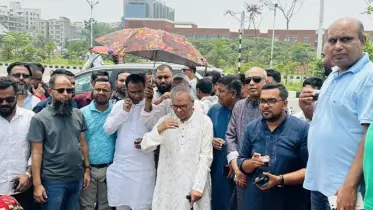 ফুটপাতে দাঁড়িয়ে নেতাকর্মীদের সঙ্গে চা খেলেন রিজভী