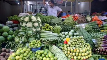 সবজির বাজারে আগুন! ৬০-৮০ টাকার নিচে কিছুই নেই, কষ্টে সাধারণ মানুষ