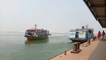 বৈরি আবহাওয়ায় দৌলতদিয়া-পাটুরিয়া নৌরুটে লঞ্চ চলাচল বন্ধ