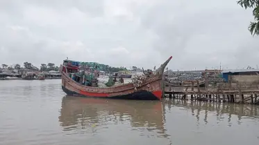 কলাপাড়ায় কাঙ্ক্ষিত ইলিশ মিলছে না, তারপরও জেলেরা সাগরে ছুটছেন আশায় বুক বেঁধে