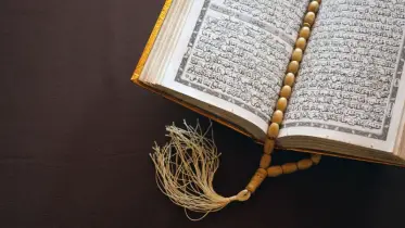 অবিচল ঈমানের প্রতিদান: দুনিয়া ও আখিরাতে ফেরেশতাদের বন্ধুত্ব ও জান্নাতের সুসংবাদ