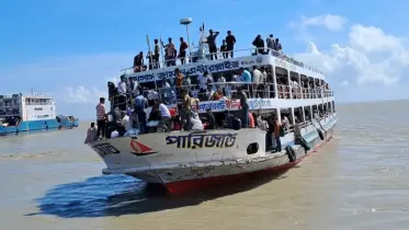 ভোলার লঞ্চঘাটে ঈদ-পরবর্তী যাত্রীদের উপচে পড়া ভিড়, অতিরিক্ত যাত্রী বহনে ঝুঁকিপূর্ণ নৌযাত্রা