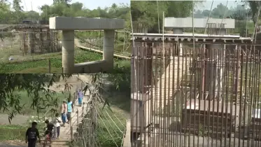 একটি সেতুর অভাবে ৭ বছর ধরে খাল পারাপারে দুর্ভোগে মানিকগঞ্জের ১০ গ্রামের বাসিন্দা