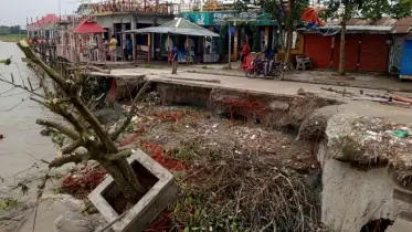 রায়পুরে নদীগর্ভে ডুবে যাচ্ছে আলতাফ মাস্টার ঘাট