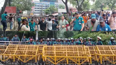পুলিশের ব্যারিকেড ভেঙে যমুনার উদ্দেশে জবি শিক্ষক-শিক্ষার্থীরা