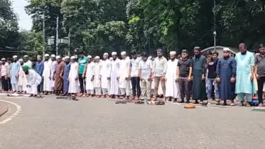 যমুনার সামনে জুম্মার নামাজ আদায় আওয়ামী লীগ নিষিদ্ধের দাবিতে অবস্থানকারীদের