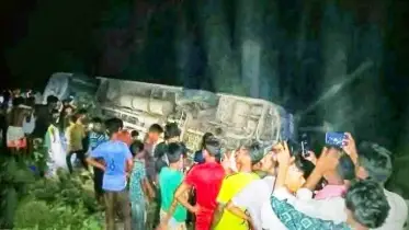 ঝড়ের কবলে নীলফামারীতে বাস উল্টে গেছে!