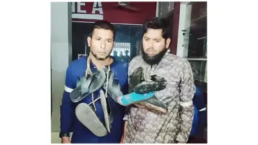 জামায়াত নেতাসহ দুইজনকে জুতার মালা পরিয়ে পুলিশে সোপর্দ