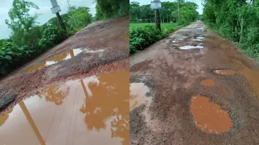 তালতলীর আঞ্চলিক সড়ক খানাখন্দে ভরে গেছে, দুর্ভোগে স্থানীয় মানুষ ও পর্যটকরা