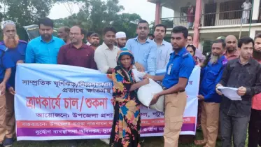 বাউফলে ত্রাণ নিয়ে বন্যায় ক্ষতিগ্রস্তদের বাড়িতে গেলেন ইউএনও!