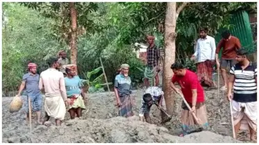 মুষ্টি মুষ্টি চাল তুলে রাস্তা নির্মাণ করেছেন এলাকাবাসী!