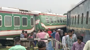 লালমনিরহাটে লালমনি এক্সপ্রেসকে কমিউটার ট্রেনের ধাক্কা, দুই বগি লাইনচ্যুত